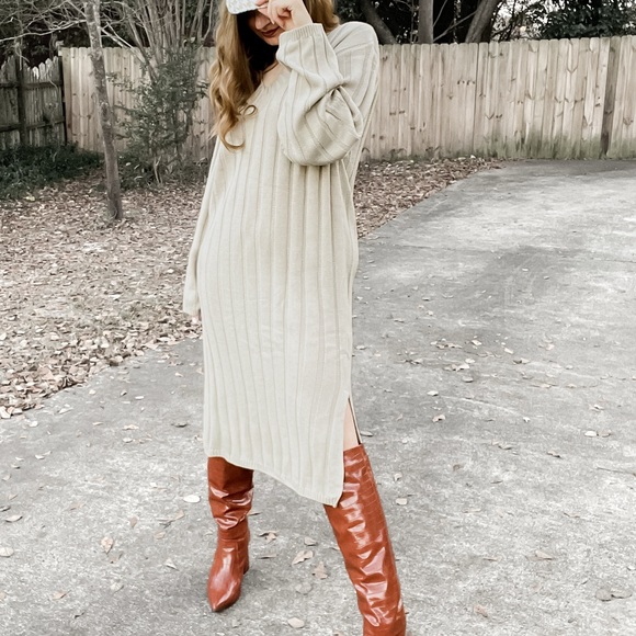 Dresses & Skirts - Knit midi dress with slits